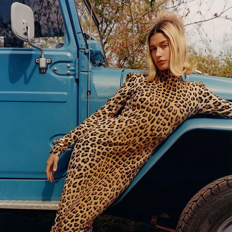 هايلي بيبر إختارت الفستان بنقشة الفهد وهو مناسب لفصلي الخريف والشتاء