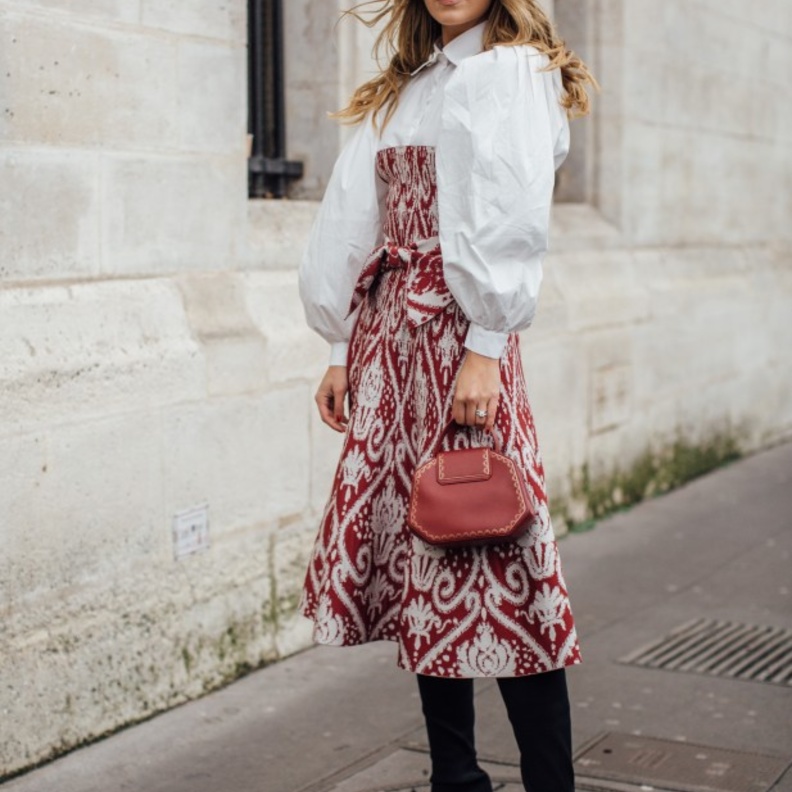 واكبي أحدث الصيحات من خلال تنسيق القميص الأبيض بقصة الأكمام المنفوخة تحت الفستان