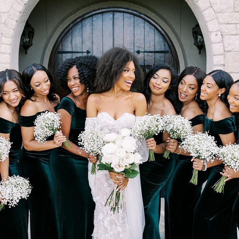 وصيفات شرف يتخلين عن أدوارهن بسبب مطالب العروس المكلفة من على الانستجرام