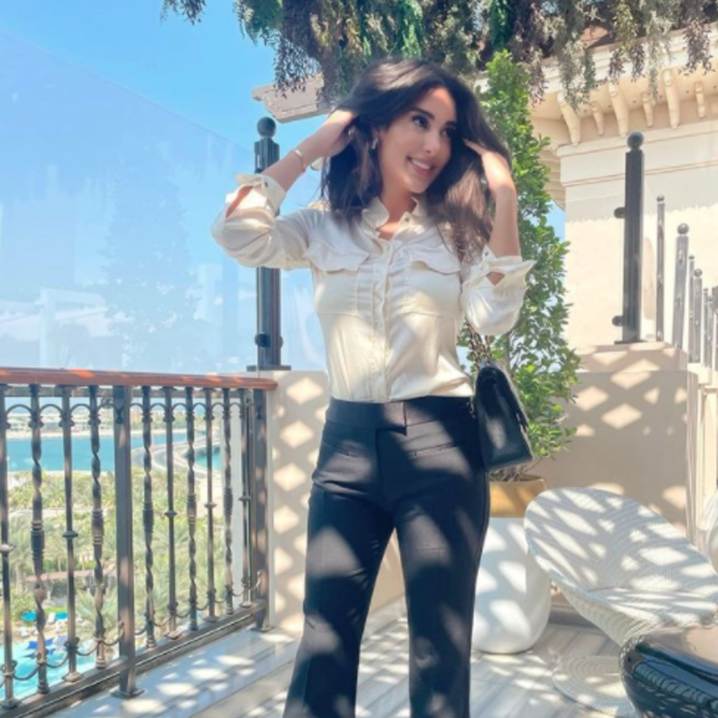 أساليب منوعة لتنسيق البنطلون الأسود على طريقة النجمات 