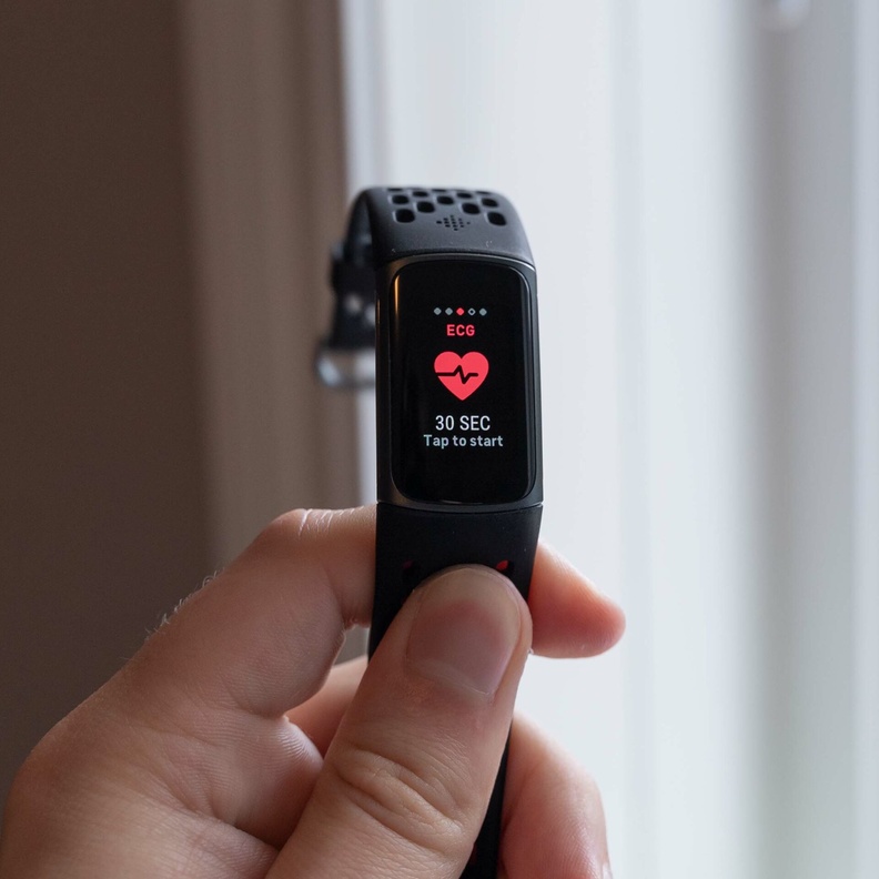 فيتبيت تطرح تطبيق ECG عبر  جهازها الجديد Charge 5