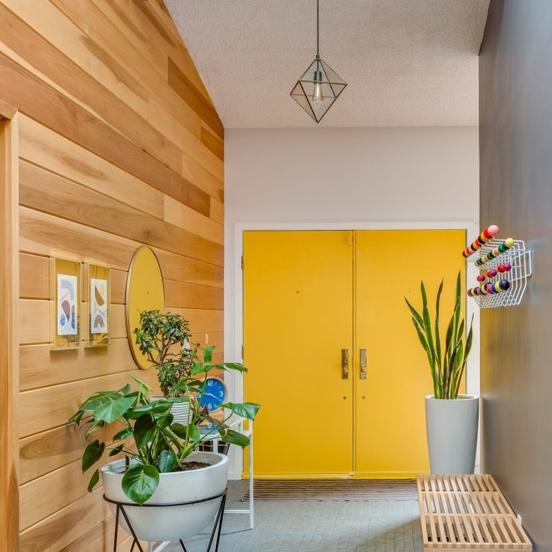 ‎الألوان المبهجة في ديكور مدخل المنزل العصري