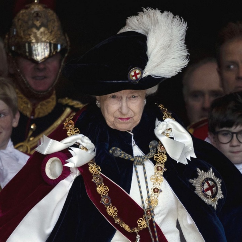 هل يمكن أن تتنازل ملكة بريطانيا عن العرش لوريثها الأمير تشارلز؟