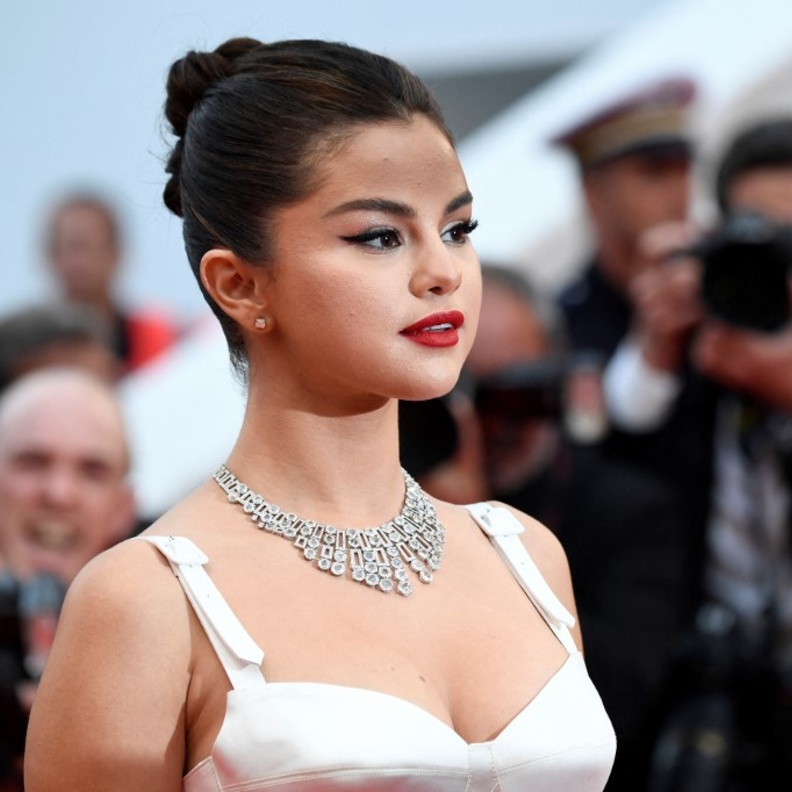 أجمل تسريحات شعر للوجه الدائري من وحي سيلينا غوميز