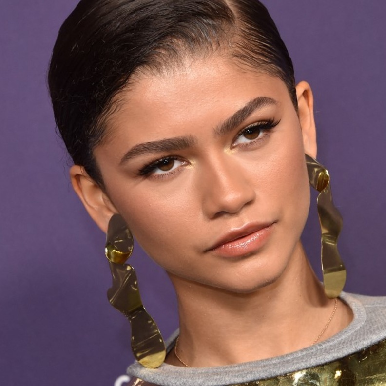 إطلالات مكياج للبشرة السمراء اعتمديها للخريف من وحي زيندايا