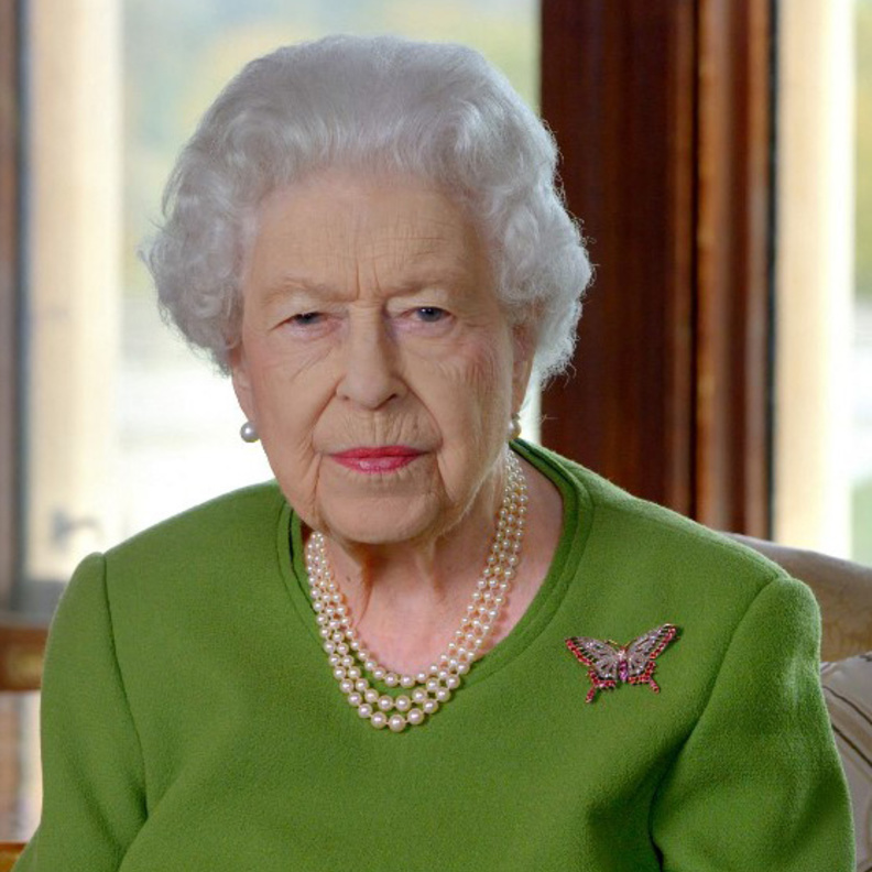 ببروش من الألماس والياقوت.. ملكة بريطانيا تقدم تحية خاصة لزوجها الراحل في قمة المناخ