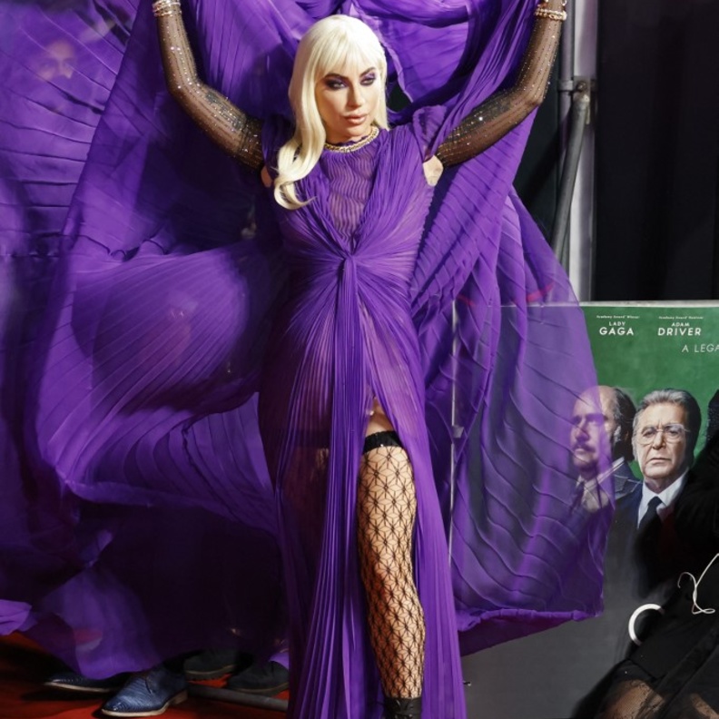 صور إطلالات ليدي غاغا بالفستان البنفسجي