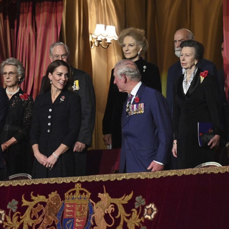 في غياب الملكة إليزابيث.. العائلة المالكة البريطانية تحيي احتفالات الذكرى في قاعة ألبرت الملكية