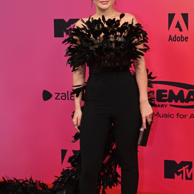 صور ريتا اورا تتألق بتصميم أسود فاخر بتوقيع مصمم لبناني 