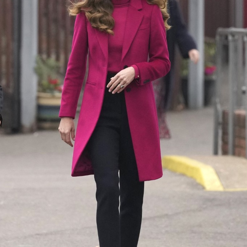 صور إطلالة كيت ميدلتون شتوية بموضة المعطف البنفسجي