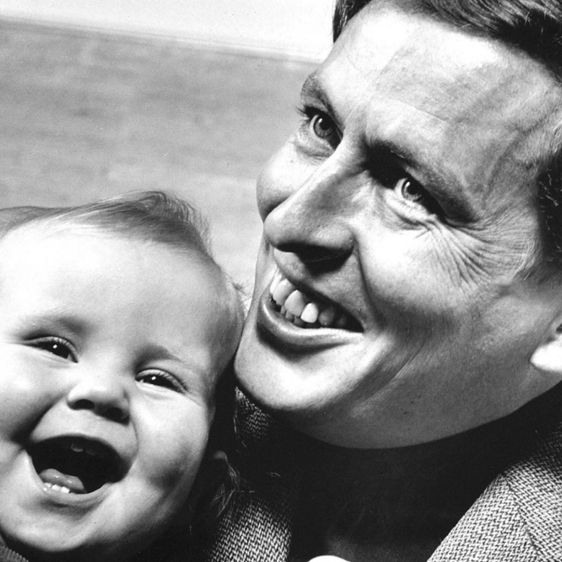 من طفولتهم إلى الآن.. كيف تغير شكل ملكات وملوك العالم على مر السنين؟