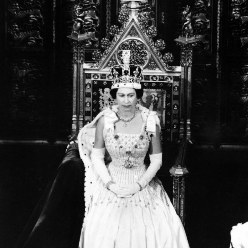 قصة مثيرة للتاج الامبراطوري الضخم للملكة اليزابيث