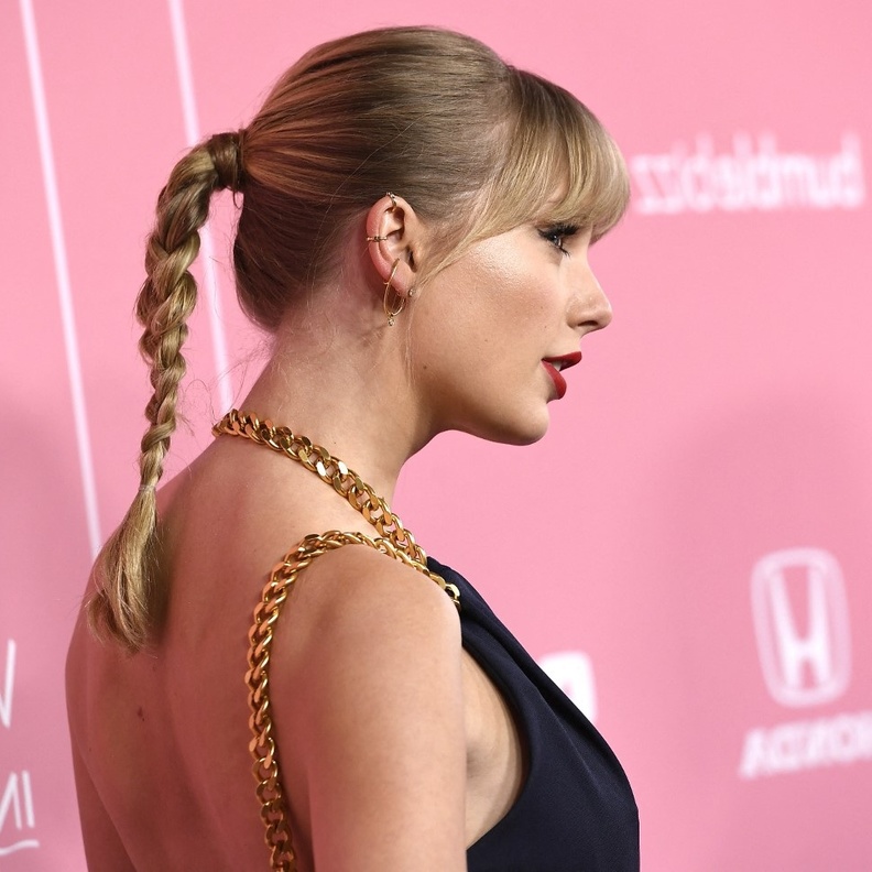 أجمل تسريحات شعر بموديلات مختلفة مع الغرّة مستوحاة من تايلور سويفت