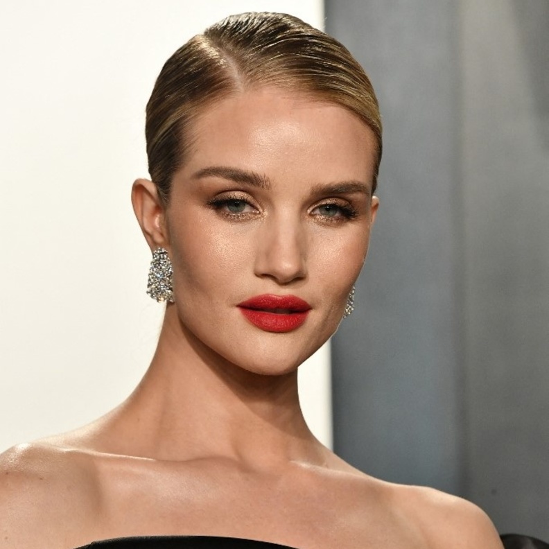 أسرار تطبيق الهايلايتر لبشرة متوهجة على طريقة روزي هنتنغتون وايتلي