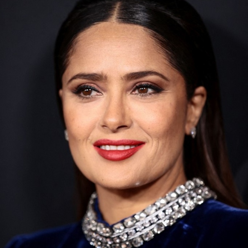 سلمى حايك تتألق بإطلالة جمالية راقية بأحدث ظهور لها