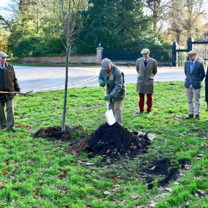 أشجار جديدة تزرع في منزل الملكة في ساندرينجهام تكريما لزوج الملكة الراحل