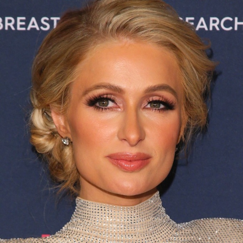 أبرز إطلالات باريس هيلتون الجمالية بعد خبر زفافها