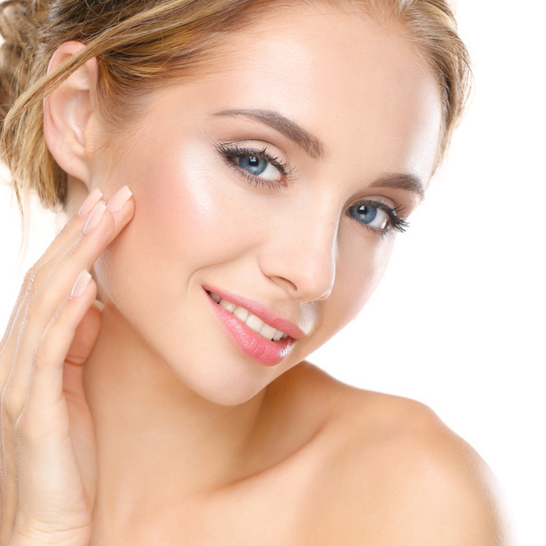 فوائد واستخدامات زيت اللوز المر للبشرة قبل النوم