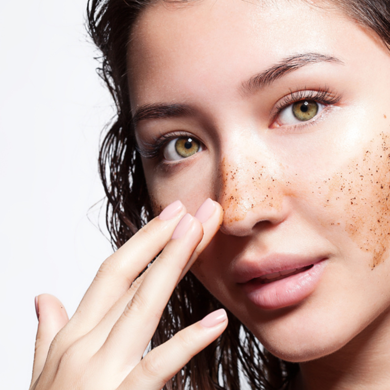 تساعد القهوة على تحسين البشرة الدهنية