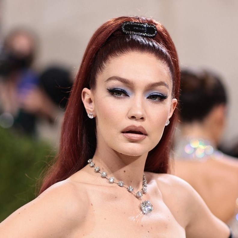 تسريحات شعر جذابة مستوحاة من إطلالات جيجي حديد