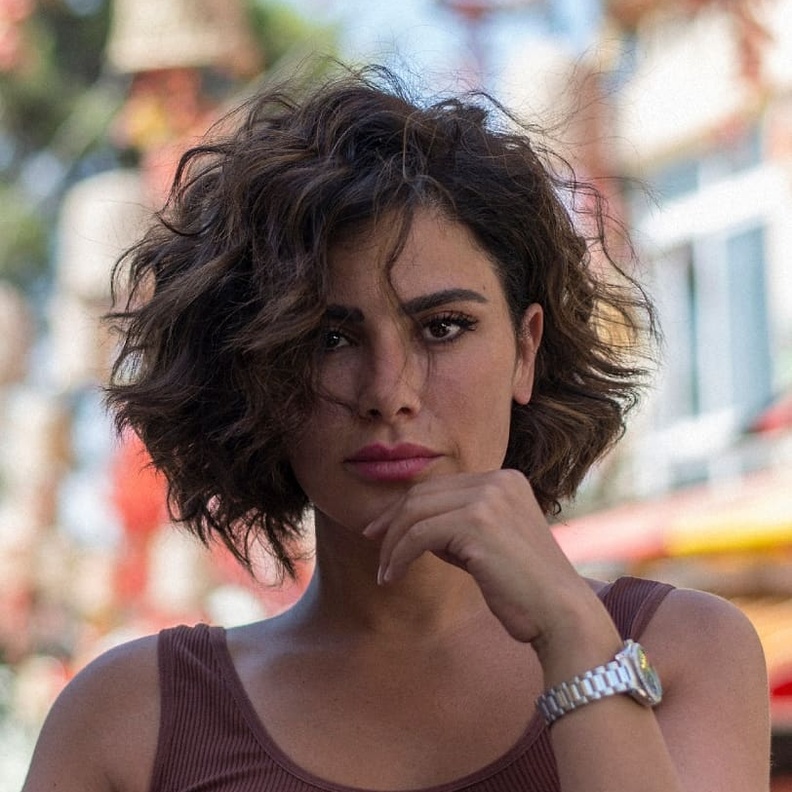 تسريحات شعر ويفي قصير مجعد