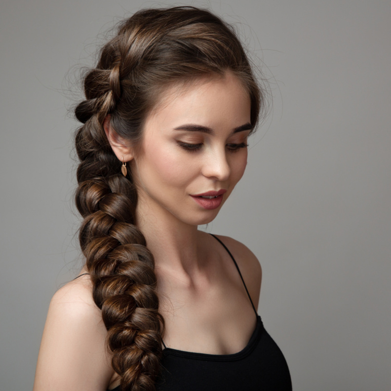 أجمل تسريحات شعر مع الضفائر للمناسبات الصباحية في الخريف