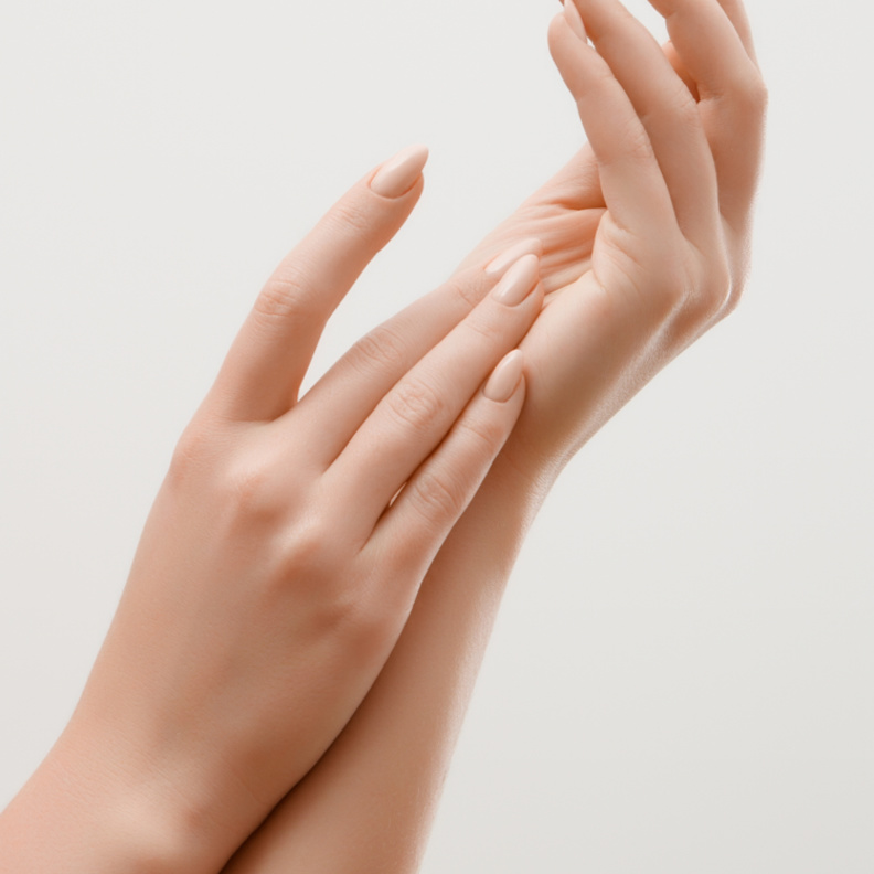 خلطات طبيعية لإخفاء البقع الداكنة من اليدين وتقشيرها