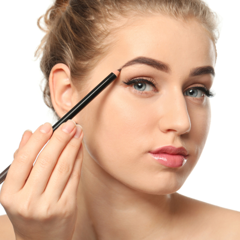 4 حيل مكياج بسيطة تساعدك في الحصول على حواجب كثيفة