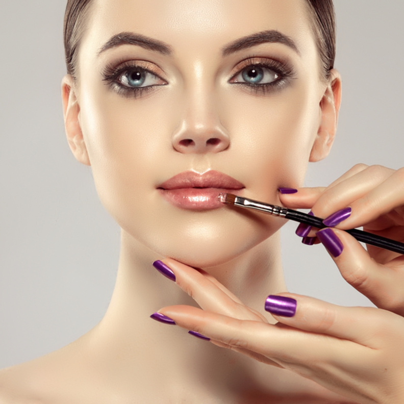 طرق تكبير الشفاه بالمكياج على طريقة خبراء التجميل