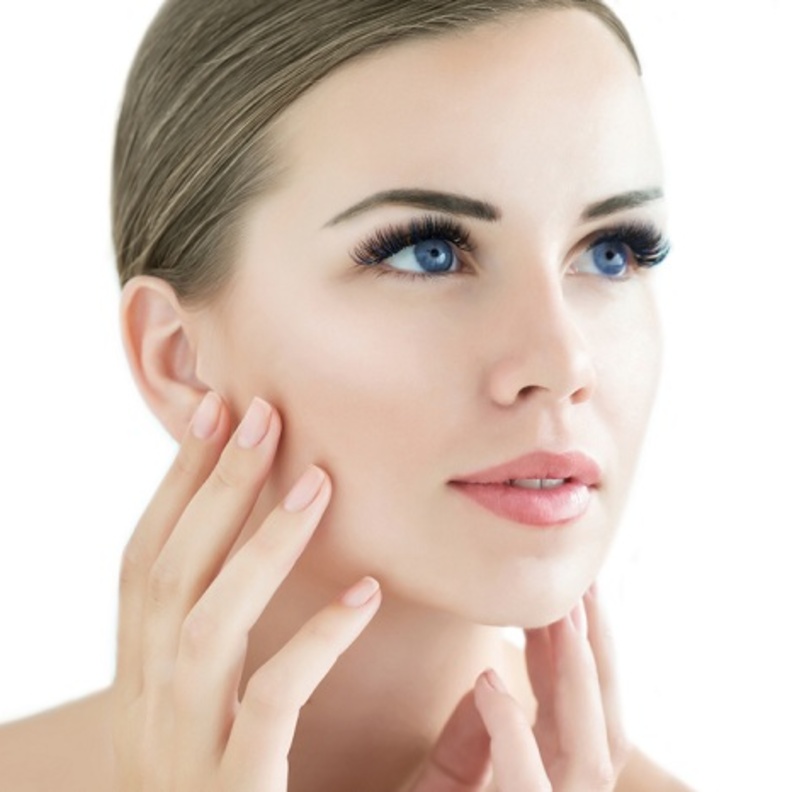 طرق طبيعية للحصول على رموش طويلة كالنجمات