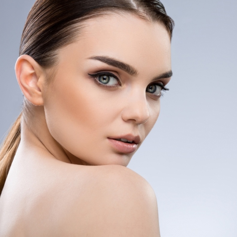 طريقة تكثيف الحواجب الخفيفة بالمكياج كالمحترفين بالخطوات