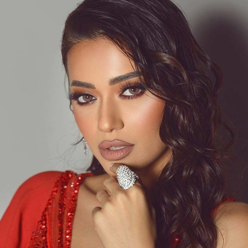 مكياج برونزي بأسلوب رحمة رياض للإحتفال باليوم الوطني الإماراتي