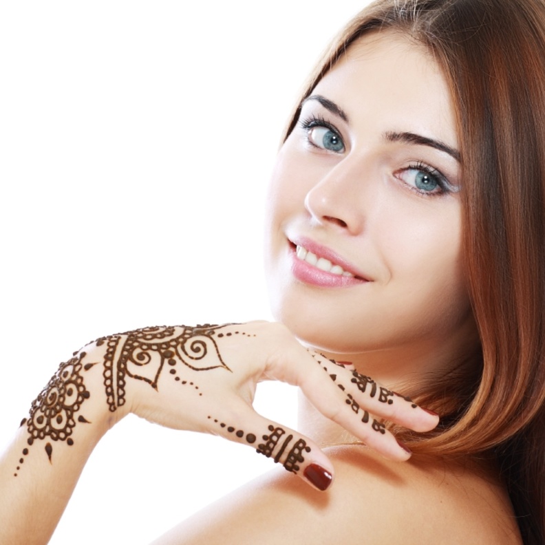  نقش حناء مناسب للاحتفال باليوم الوطني الاماراتي