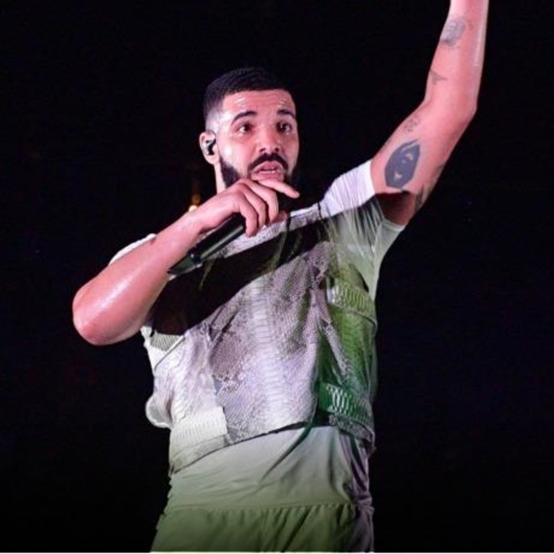 دريك ينفق مليون دولار في أحد النوادي الليلية عقب مأساة حفل ترافيس سكوت