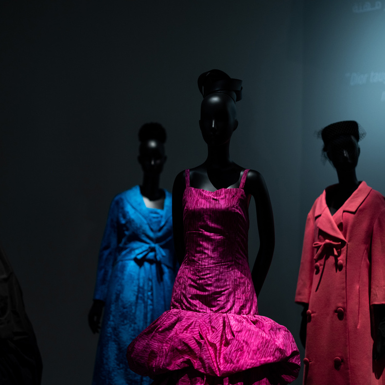 متاحف قطر تقدم حاليا تصاميم كريستيان ديور  و حتى 31 مارس 2022