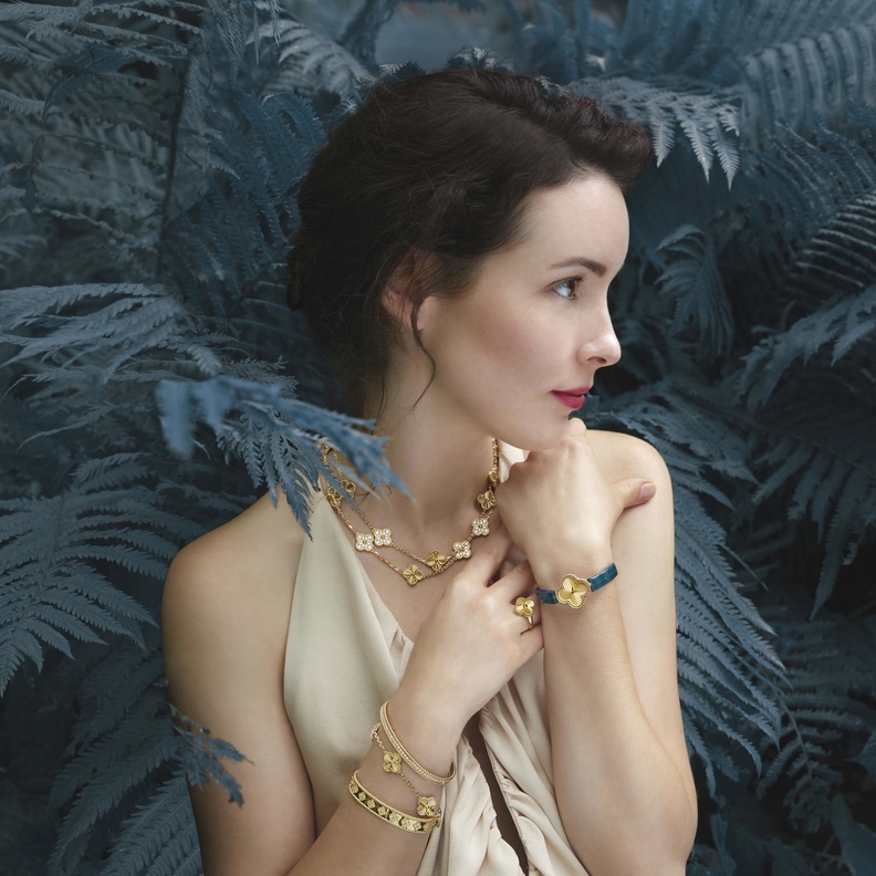 فان كليف أند آربلز تفتتح البوتيك الإلكتروني