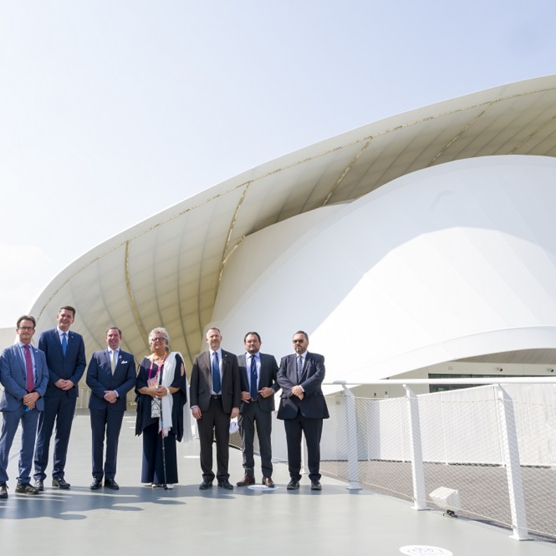 صاحب السمو الملكي وريث دوق لوكسمبورغ متوسطاً أفراد البعثة أمام جناح بلادهم في إكسبو دبي 2020. حقوق النشر: SIP / JC Verhaegen