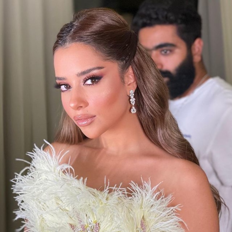 إطلالات مكياج ملفتة للنجمات العرب بأنامل خبيرة المكياج دينا راغب