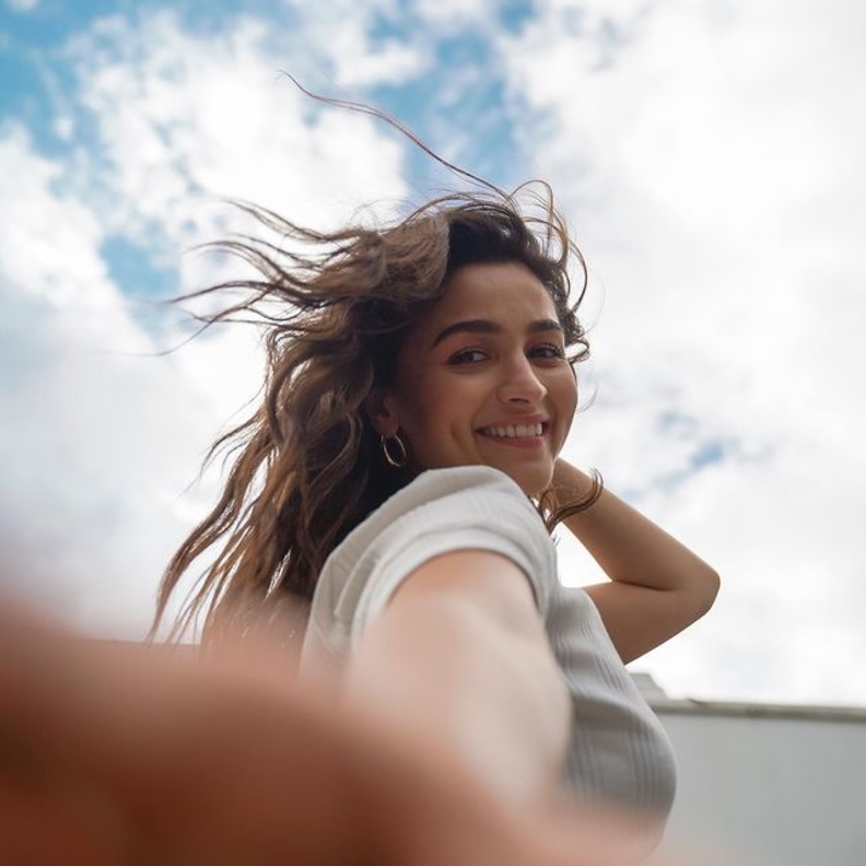 عليا بهات تظهر بخاتم في أحدث صورها على مواقع التواصل