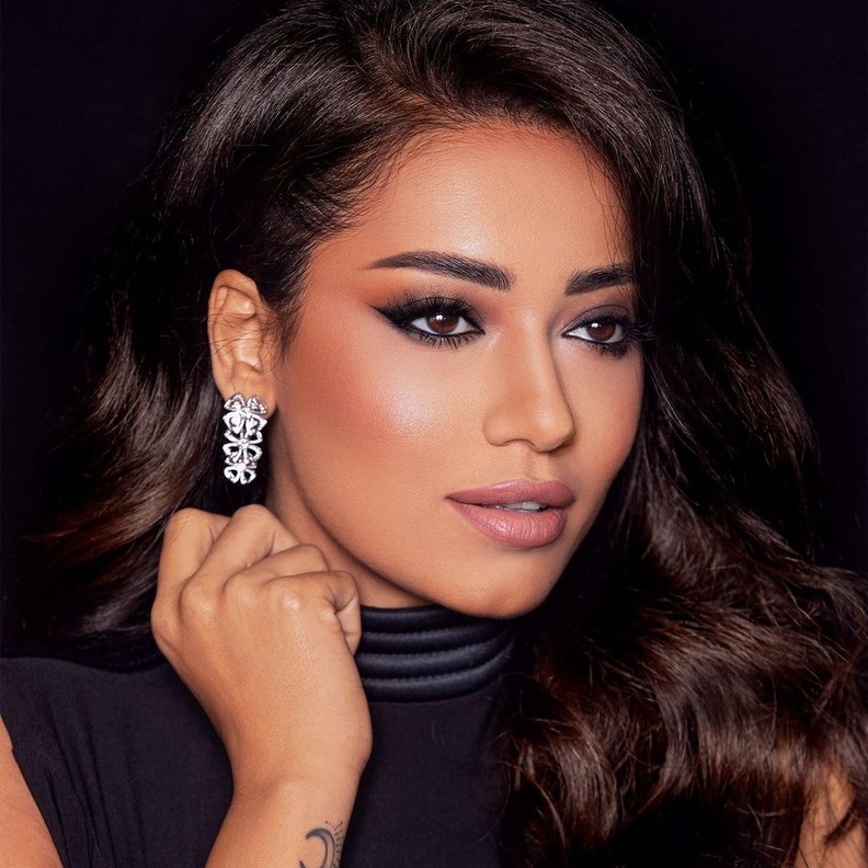 طريقة رسم الآيلاينر حسب شكل العين من وحي النجمات العرب