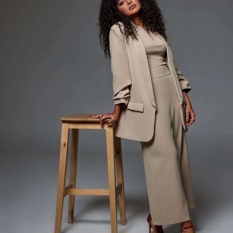 إطلالة باللّون الأبيض في برنامج "بوليفارد المواهب"