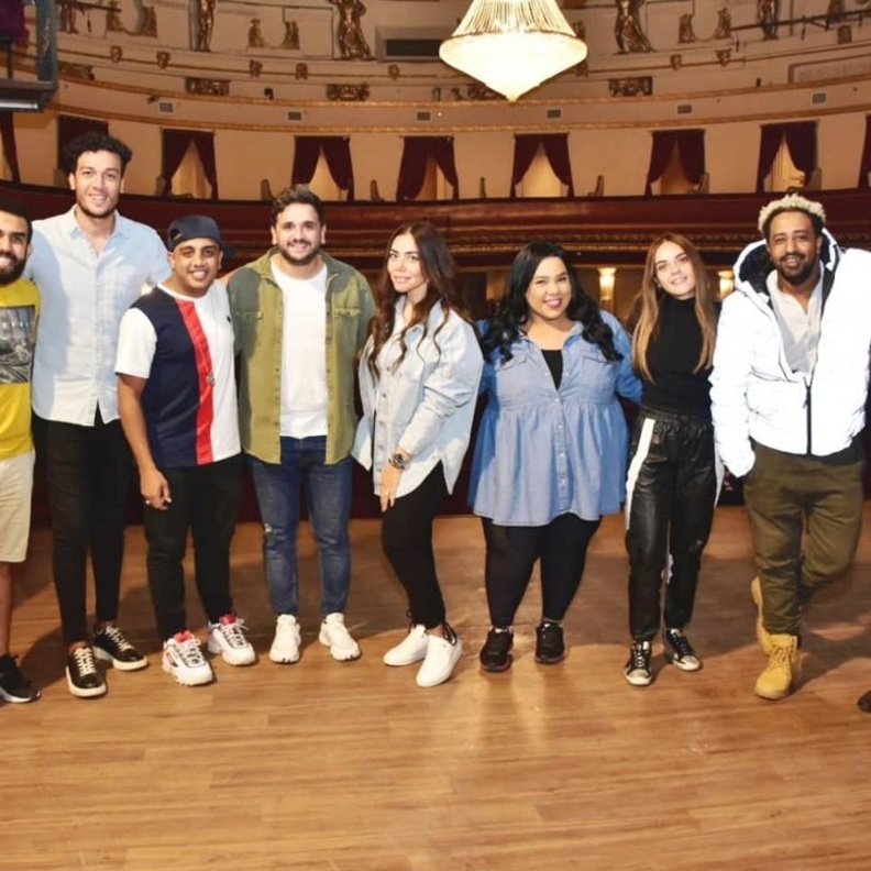 أبطال مسرحية "عائلة تس"