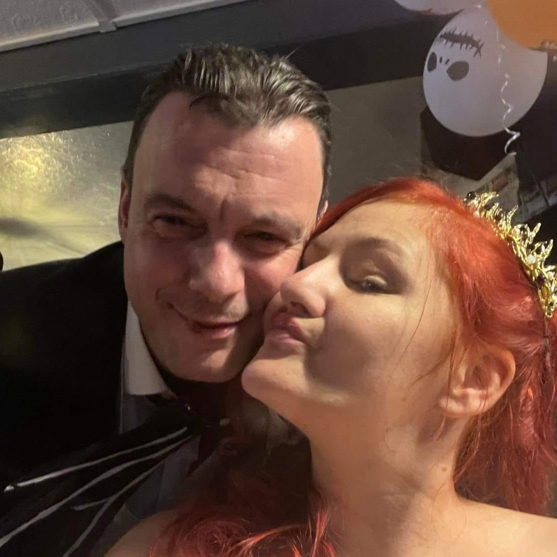 معاناتها الطويلة مع المرض لم تمنعها من الاحتفال بزفافها