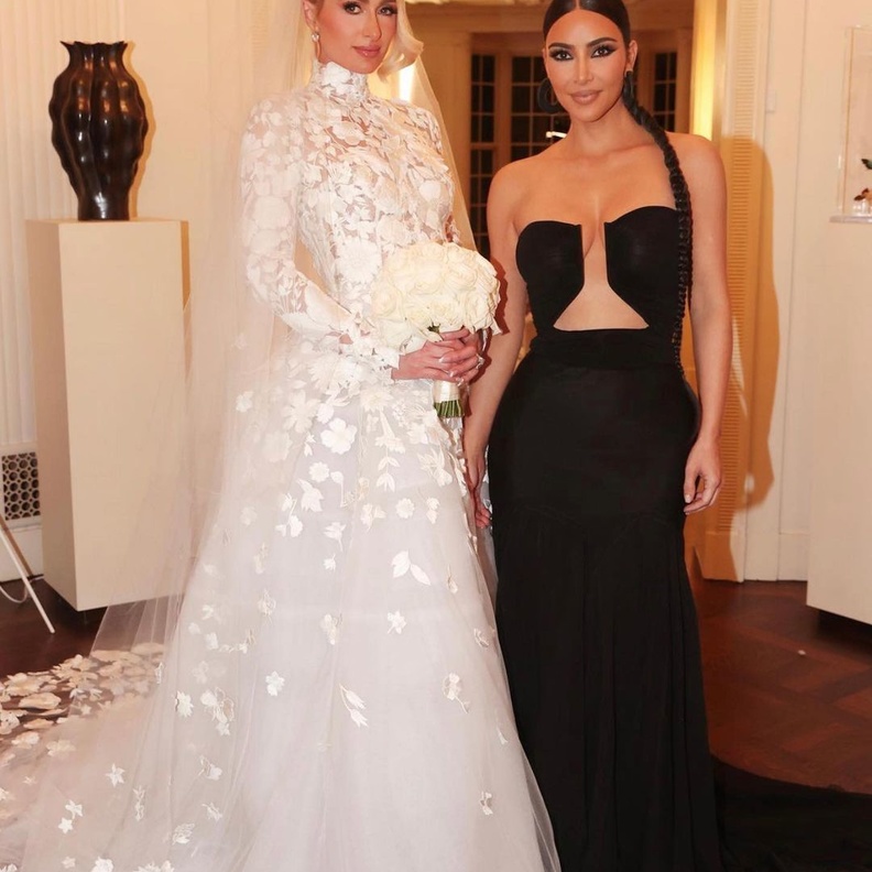 كيم كارداشيان إختارت لوكاً أنيقاً وعصرياً على حد سواء