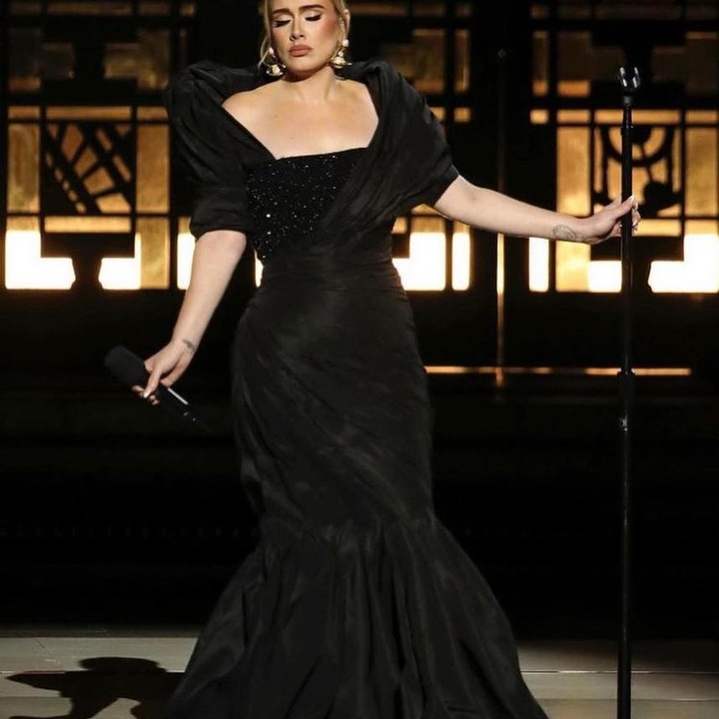 آديل بفستان قصير ساحر من Oscar de la Renta