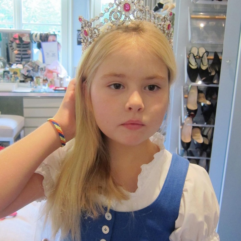 بتاج والداتها الماسي.. صورة طريفة لابنة ملكة هولندا في سن صغير