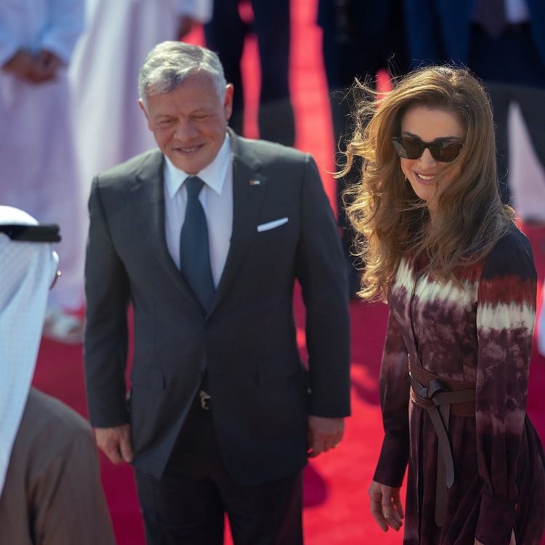 الملكة رانيا بفستان بصيحة Tie dye خلال زيارتها الأخيرة إلى أبوظبي