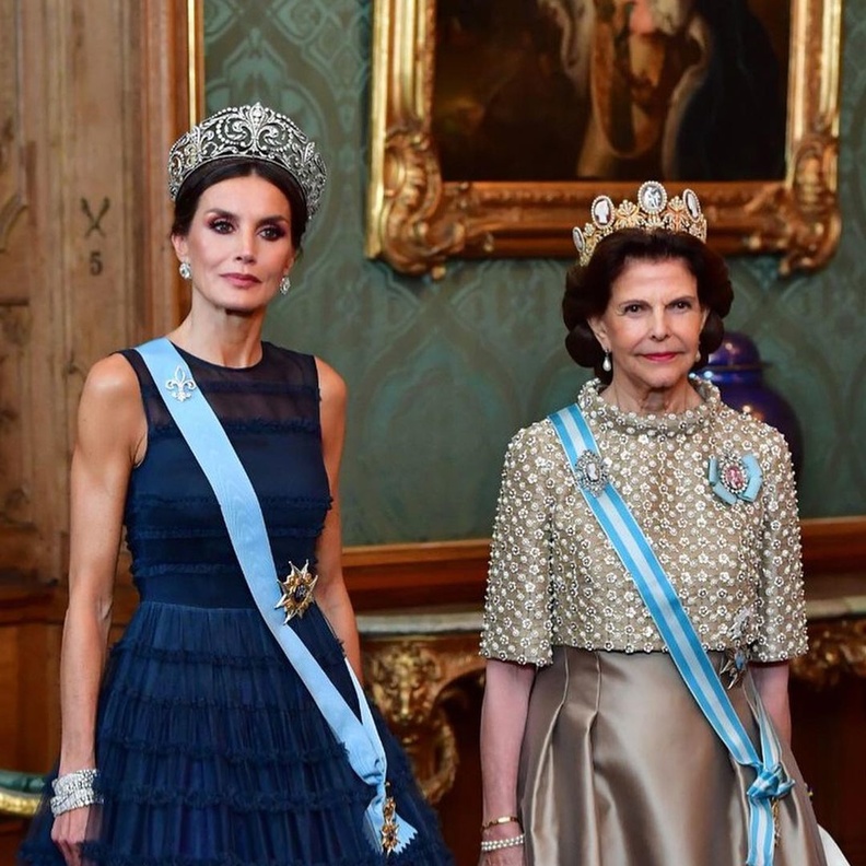 الملكة ليتيزيا والملكة سيلفيا يتألقان بتيجان العائلة المالكة الفاخرة