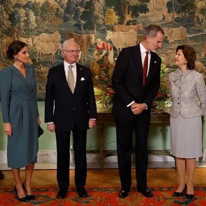 موقف محرج لملكة إسبانيا يكشف عن محتويات حقيبة يدها