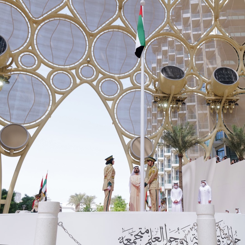 محمد بن راشد يرفع علم الدولة في ساحة الوصل بمقر إكسبو 2020 دبي